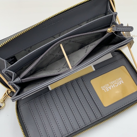 MICHAEL KORS LARGE TRAVEL CONTINENTAL WRISTLET WALLET HEATHER GREY COLOR
NWT - Picture 7 of 16